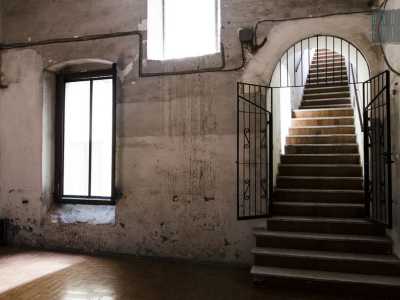 Il primo piano del palazzo � avvolto nella penombra: la luce proviene solo dalle scale e dalle finestre